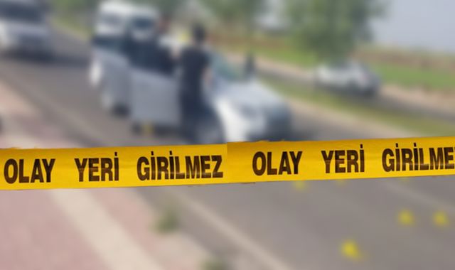 Urfa'da seyir halindeki araç tarandı! Yaralılar var