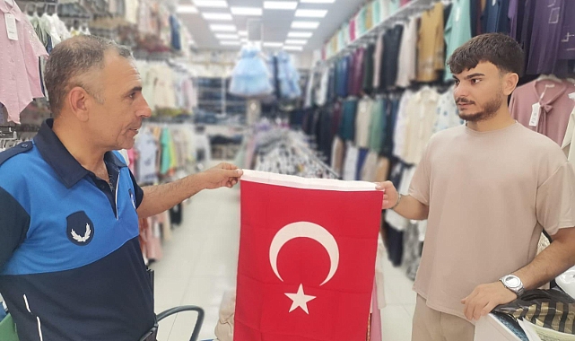 Şanlıurfa Büyükşehir Belediyesi'nden 15 Temmuz Anlamına Yakışır Bayrak Dağıtımı