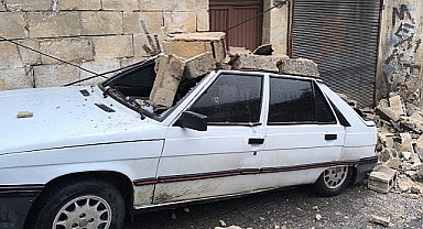 Şanlıurfa’da Çöken Duvar Aracı Hurdaya Çevirdi!
