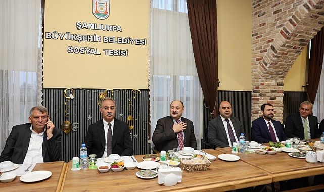 Başkan Gülpınar, İlçe Belediye Başkanları ve Meclis Üyeleriyle İftar Sofrasında Buluştu