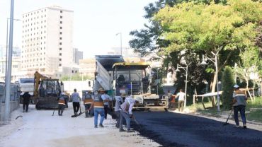 Büyükşehir, Akpıyar Mahallesi’nde Yolları Sıcak Asfaltla Yeniliyor