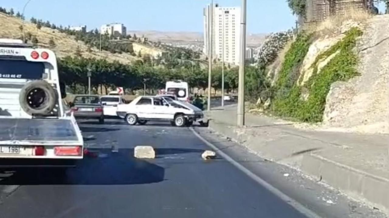 Urfa'da Kontrolden Çıkan Araç Kaldırıma Çarptı!